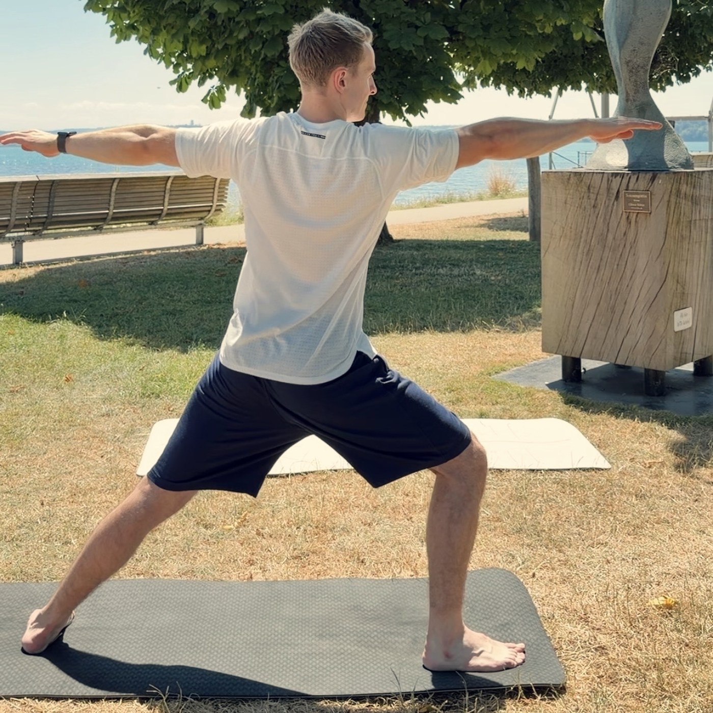 Mann in einer Yoga-Haltung im Freien